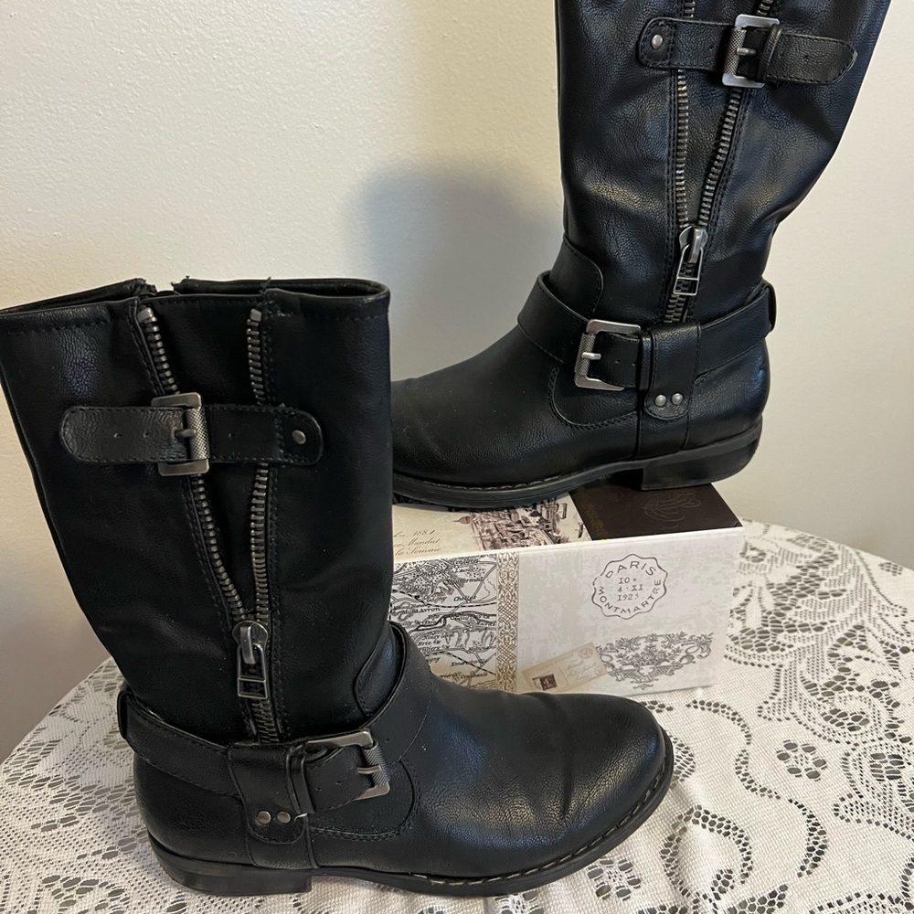 Excellent like New condition. Black boots, zipper, size 6.5